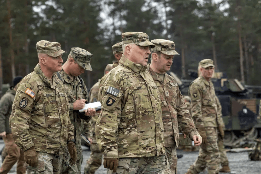 image of US General visiting US training Ukrainian soldiers