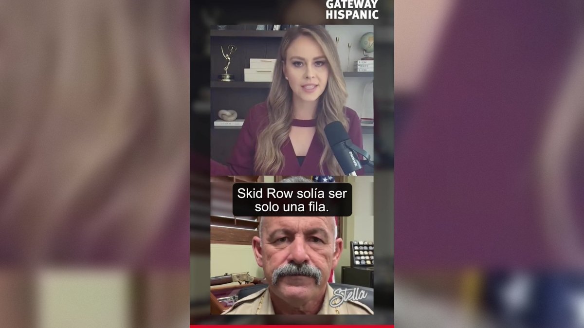 Interview discussing the historical context of Skid Row, featuring a host and a guest, with subtitles in Spanish highlighting its past significance.